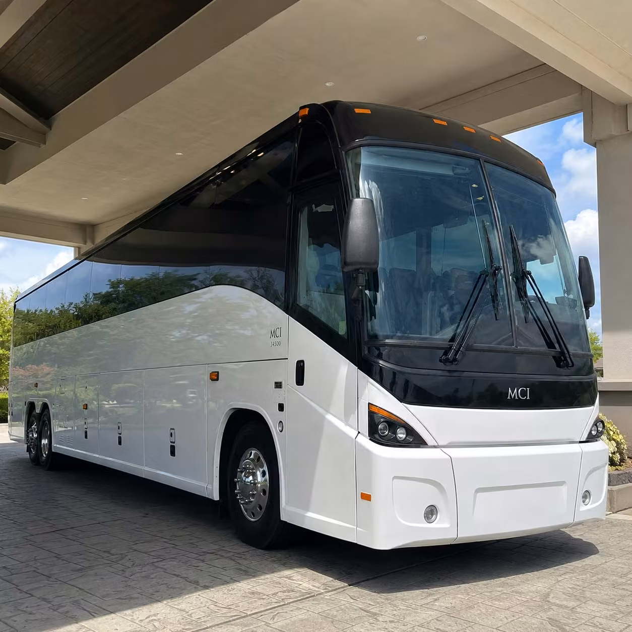 shuttle transportation for quonset state airport and t f green airport personnel in warwick